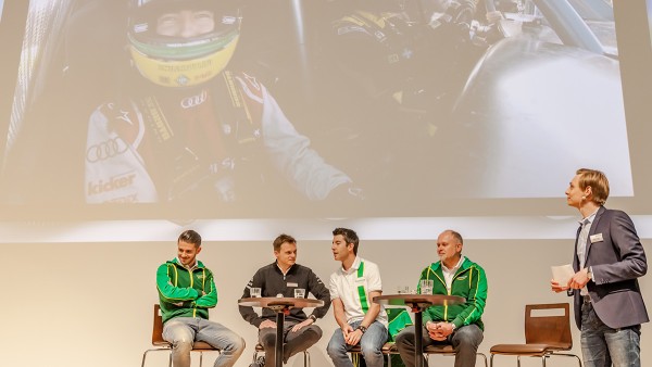Formula-Student-Teilnehmer und Schaeffler-Repräsentanten bei der Motorsport Academy in Herzogenaurach