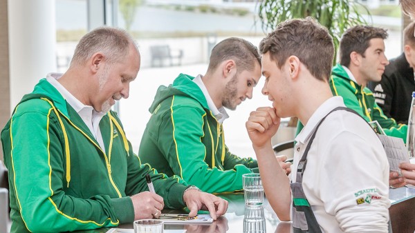 Formula-Student-Teilnehmer und Schaeffler-Repräsentanten bei der Motorsport Academy in Herzogenaurach