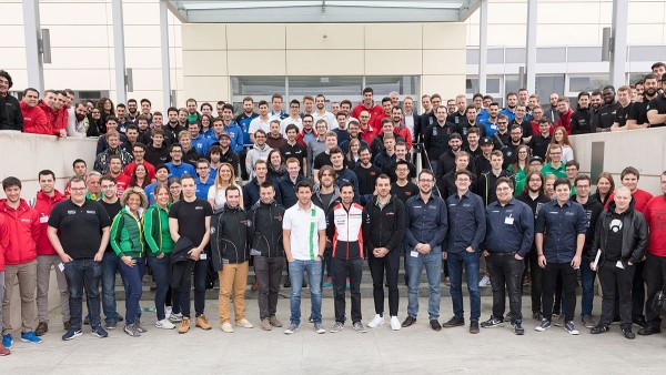 Teilnehmer der Schaeffer-Motorsport Academy vor der Schaeffler-Zentrale
