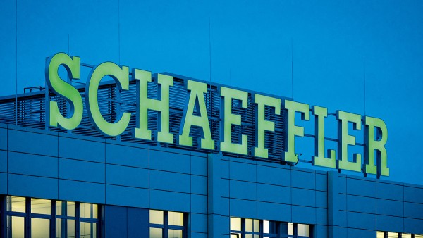 Schaeffler stärkt den weltweiten Außenauftritt: In der Unternehmenszentrale in Herzogenaurach werden die alten „INA“-Logos durch die neuen „Schaeffler“-Logos der Dachmarke ersetzt.