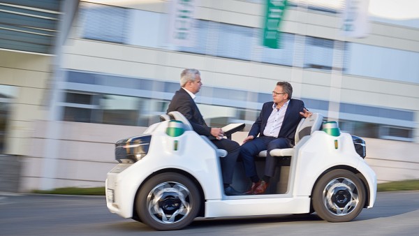 Probefahrt in Herzogenaurach: Dr.-Ing. Dirk Kesselgruber (links) und Roland Arnold