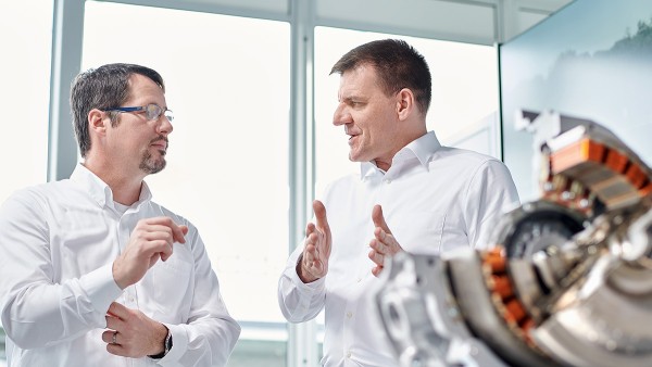 Dr.-Ing. Jochen Schröder (rechts) koordiniert aus Bühl 1.200 Schaeffler-Ingenieure im Unternehmensbereich E-Mobilität.
