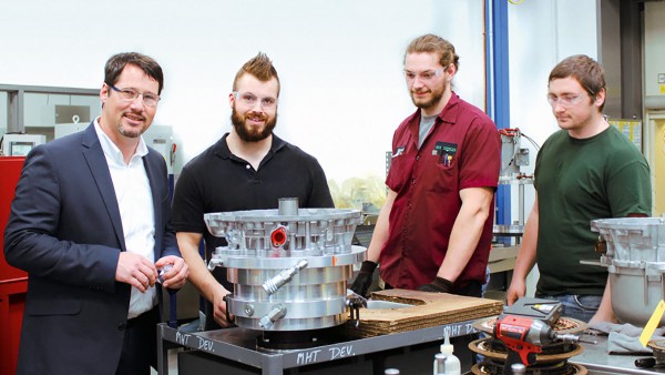 Patrick Lindemann (links) bewegt mit seinem Team in Wooster/USA.