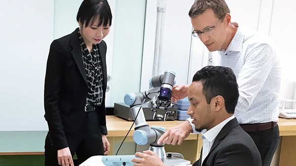 Dr. Tomas Smetana (right) and his team are researching solutions for smart factories at the “RoboLab” in Yokohama.