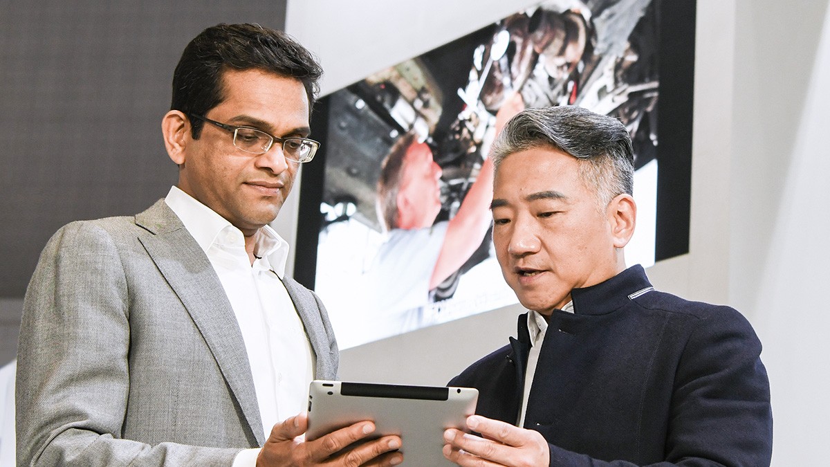 Ramdas Cherupara (links) und Kwan Felix Koo gestalten die digitale Zukunft der Sparte Automotive Aftermarket.