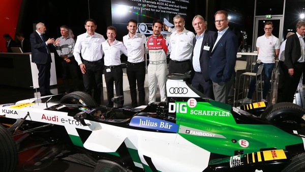 Vertreter von Schaeffler, Audi Sport und ABT Sportsline sowie Lucas di Grassi und Daniel Abt mit dem neuen Elektro-Boliden.