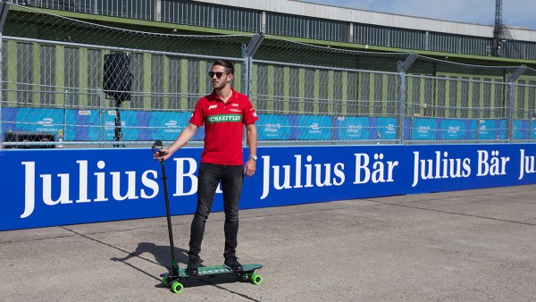 Daniel Abt auf einem Elektro-Skateboard von Schaeffler