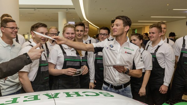 Autogrammstunde mit DTM-Champion Marco Wittmann in der Schaeffler-Firmenzentrale in Herzogenaurach