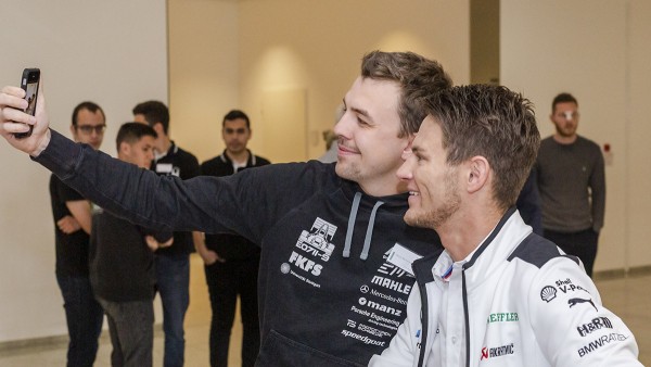Formula-Student-Teilnehmer und Schaeffler-Repräsentanten bei der Motorsport Academy in Herzogenaurach