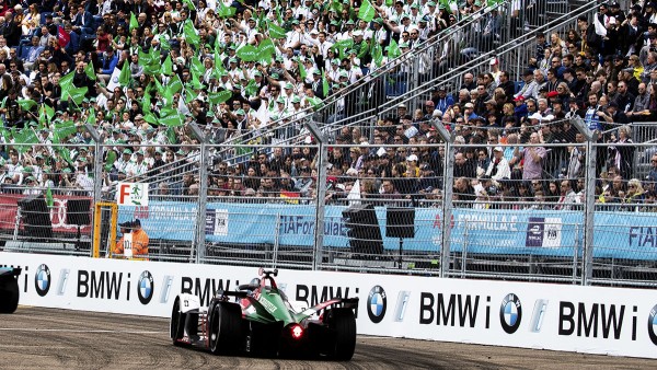 400 Schaeffler employees form the