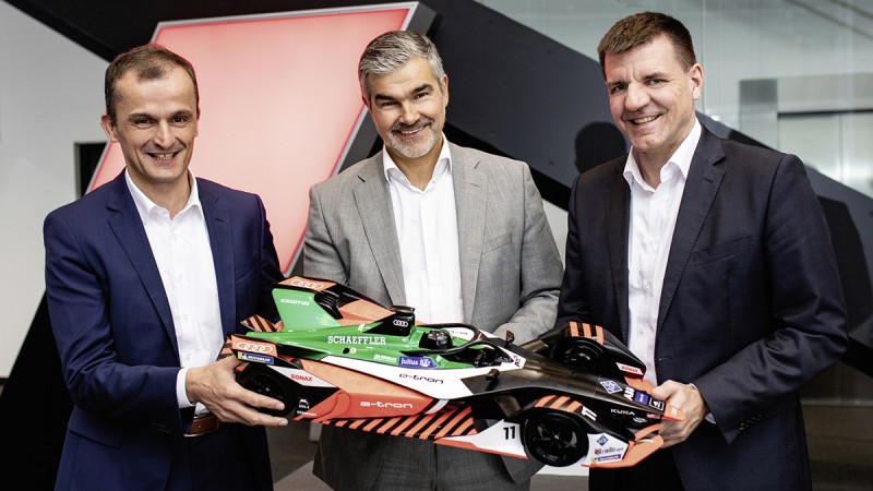 Matthias Zink, Vorstand Automotive Technologies bei Schaeffler, Dieter Gass, Leiter Audi Motorsport, und Dr. Jochen Schröder, Leiter Unternehmensbereich E-Mobilität bei Schaeffler, freuen sich auf die weitere Zusammenarbeit in der Formel E (v.l.n.r.).