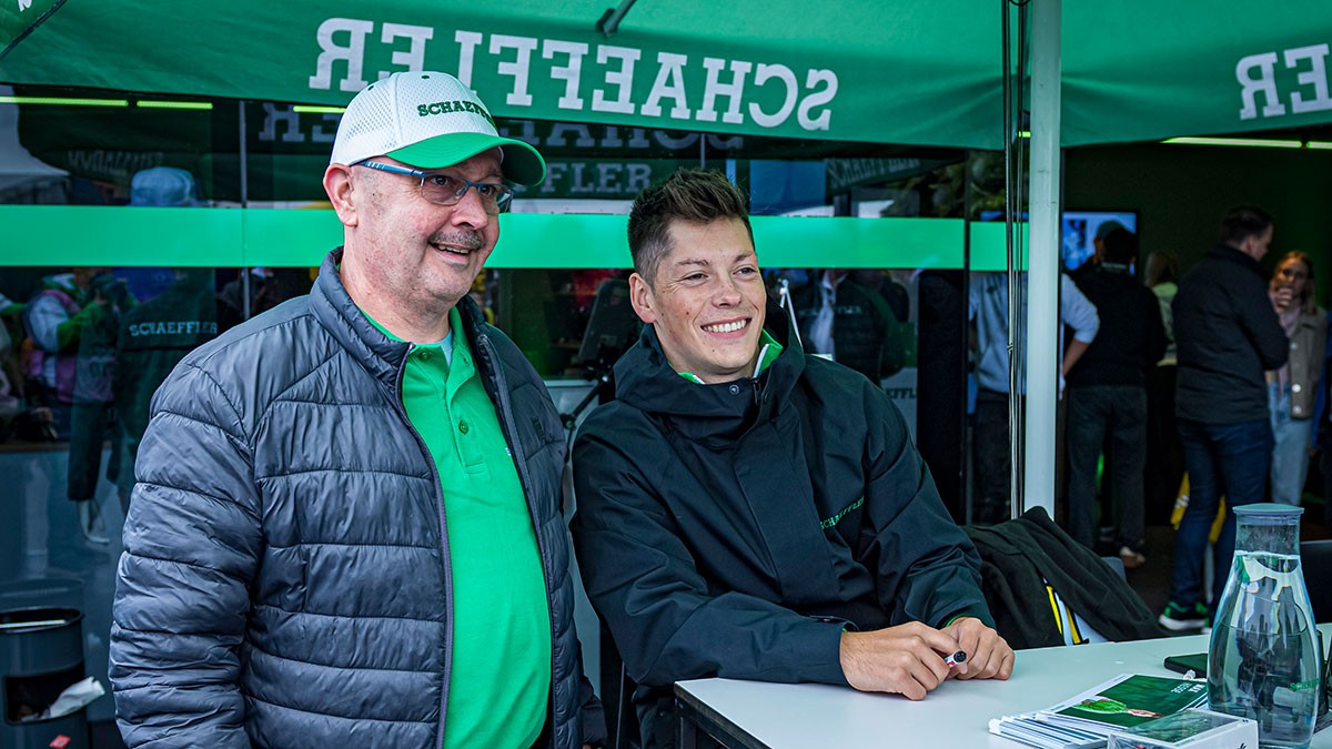 Schaeffler-Markenbotschafter Max Hesse bei einer Autogrammstunde