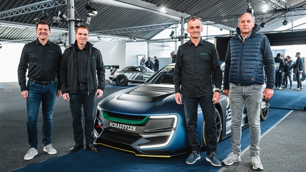 Dr. Jochen Schröder, Leiter Unternehmensbereich E-Mobilität bei Schaeffler, Uwe Wagner, Vorstand Forschung und Entwicklung bei Schaeffler, Matthias Zink, Vorstand Automotive Technologies bei Schaeffler und Gerhard Berger, 1. Vorsitzender der ITR (v.l.n.r.)