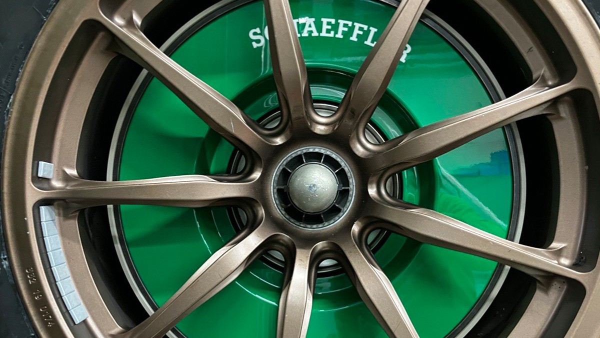 Aus dem geschlossenen System der Schaeffler-Lamellenbremse dringt kein Bremsstaub nach außen. 