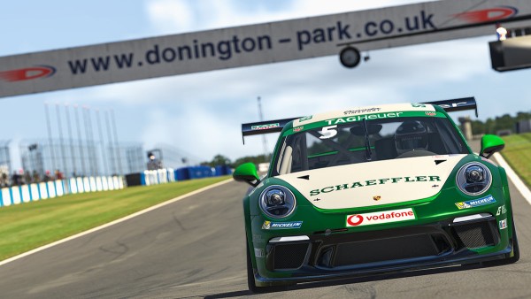 Both training and racing are done using cutting-edge equipment: In addition to realistic hardware such as steering wheels and pedals, software is also used to evaluate telemetric data, for example.