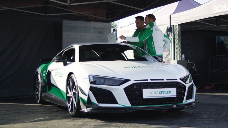 Ingenieure des Schaeffler-Innovationstaxis bereiten sich auf den Joystick-Run mit einem umgebauten Audi R8 Serienfahrzeug vor.