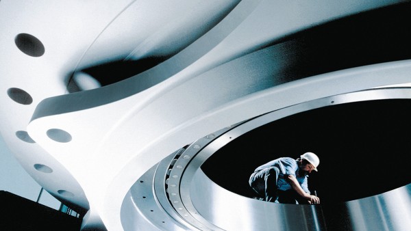 Gigantische Dimensionen: Montage des Pendelrollenlagers von Schaeffler im London Eye