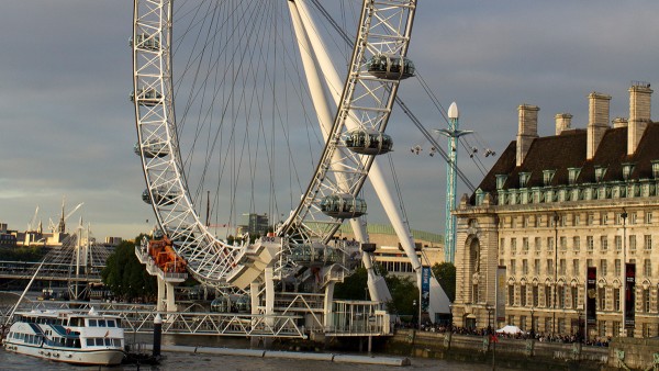 Wahrzeichen am Ufer der Themse: das London Eye
