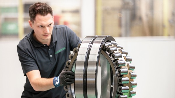 Zusammenbau eines Hightech-Pendelrollenlagers – Schaeffler bietet seit Jahrzehnten Lagerlösungen für außergewöhnliche Anforderungen.
