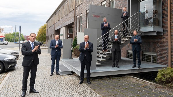 Die Mitglieder des Stiftungsrates und des Stiftungsvorstands applaudieren den diesjährigen Preisträgern des Innovation Awards 2019.
