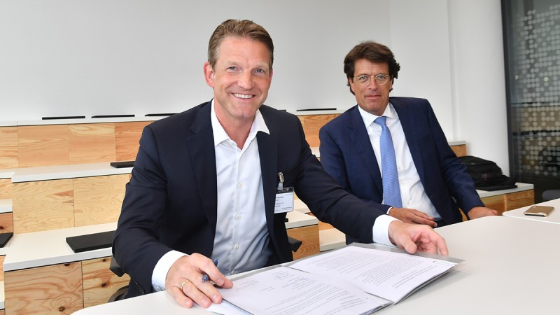 Dr. Daniel Holz, Geschäftsführer der SAP Deutschland SE & Co. KG (links), und Klaus Rosenfeld, Vorsitzender des Vorstands der Schaeffler AG, bei der Vertragsunterzeichnung für die strategische Partnerschaft.