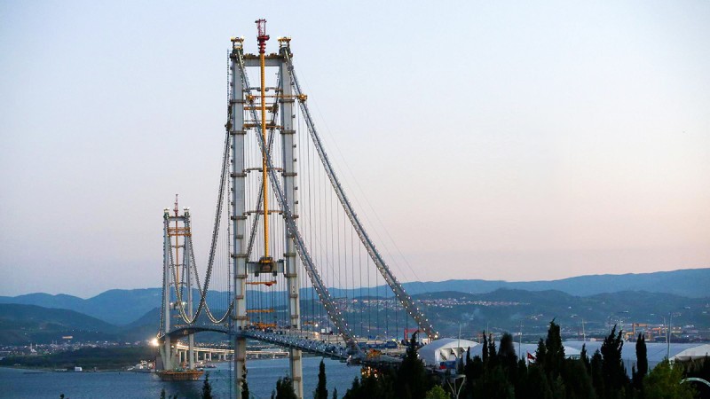 Dass die Osman-Gazi Brücke in Istanbul auch bei Erschütterungen sicher mit dem Fundament verbunden bleibt, machen 109 Gelenklager und 72 Buchsen von Schaeffler möglich.
