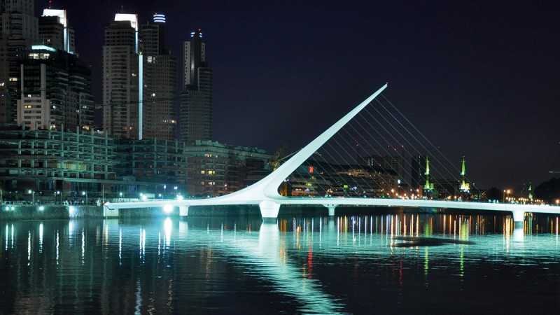 Ein einziges Axial-Gelenklager von Schaeffler trägt die 800 Tonnen schwere Puente de la Mujer in Buenos Aires.