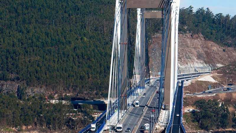 Für die Erweiterung von vier auf sechs Fahrspuren der Puente de Rande-Brücke in Galizien montierte Schaeffler Iberia 140 Gelenklager.