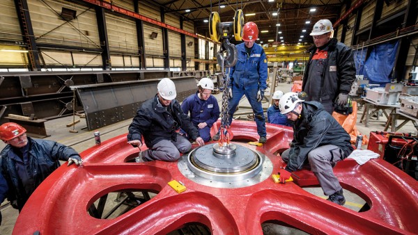 Experts and Schaeffler engineers are mounting the double-row cylindrical roller bearings.