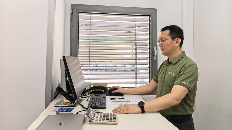 Ob im Büro oder am Shopfloor: Dr. Ning Shuangli nutzt verschiedene Werkzeuge und Systeme, um eine wirksame Gesundheitsversorgung zu unterstützen.