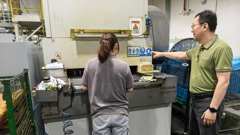Dr. Ning Shuangli bei einem Rundgang im Werk