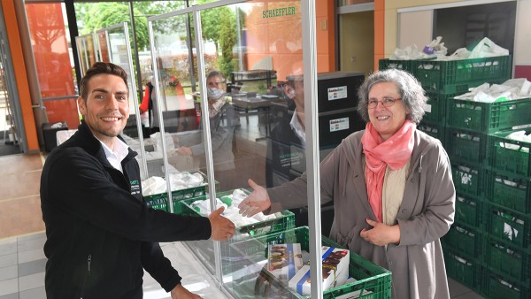 Simon Abelein (Schaeffler) und Edeltraud Rager bei der Nürnberger Tafel: Die Einrichtung benötigte dringend Schutzwände für ihre Ausgabestellen, um den Betrieb fortzuführen. Schaeffler half und fertigte sechs Trennwände für Essensausgaben und Kasse.