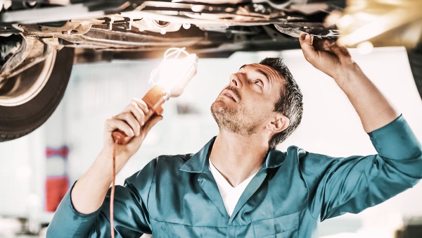 In Romania, Schaeffler supports the maintenance and repair of ambulances, which are indispensable for the care of corona patients.