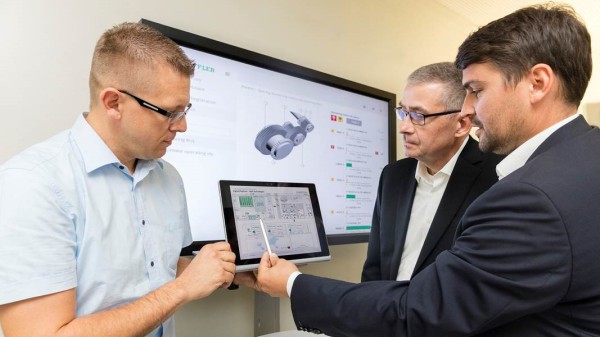 Regelmäßige Projektbesprechungen begleiten die Einführung der digitalen Plattform bei Schaeffler. Im Bild: Stefan Walter, Leiter IT Strategie & Programm Office (Mitte), Christof Heurung (links) und Jürgen Wernsdörfer (beide Projektleiter für die Implementierung der Digitalen Plattform)