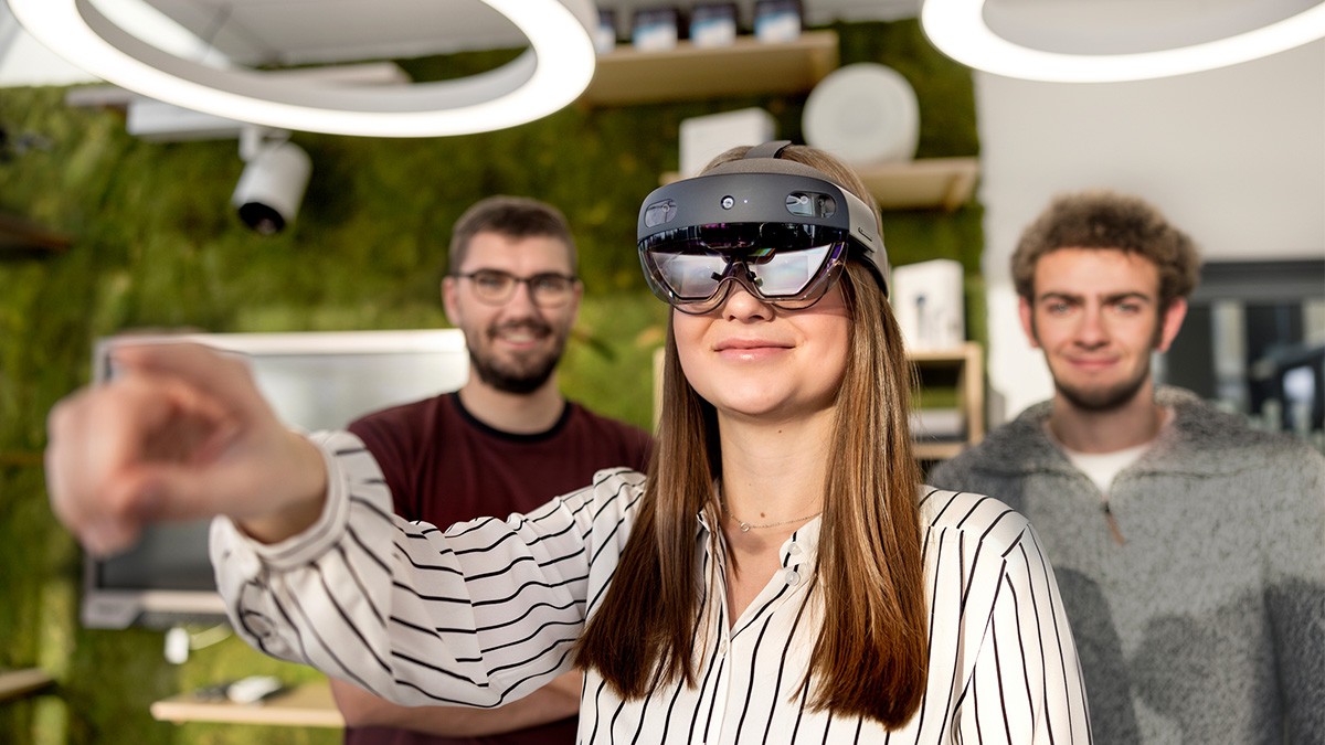 Schaeffler employees develop digital skills through innovative learning opportunities and hands-on experiences.