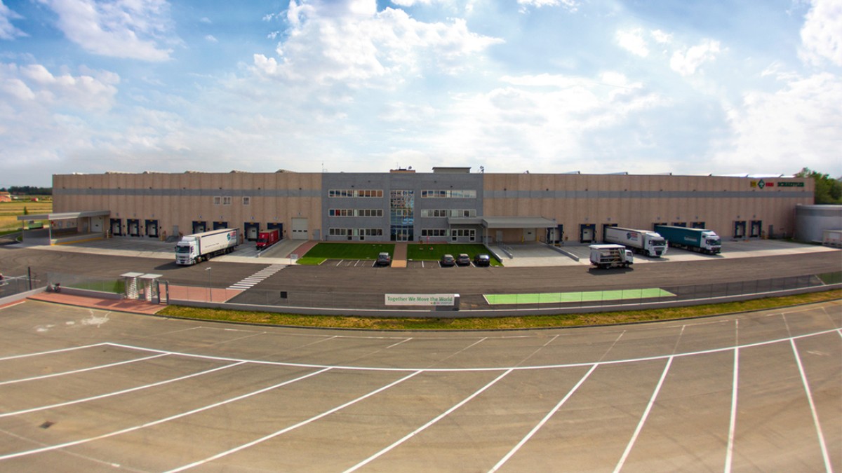 Das Europäische Distributionszentrum Süd in Carisio hat eine Lagerfläche von ca. 17.000 Quadratmetern mit insgesamt 3.600 Stellplätzen für Paletten und 45.000 Lagerfächern im automatischen Kleinteilelager.