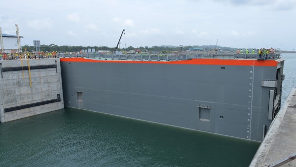 Die Schleusentore sind 50 Meter breit, 30 Meter hoch und 10 Meter dick. (Bild: Panama Canal Authority)