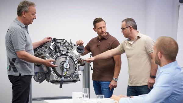 During the technical training seminars of the Schaeffler Automotive Aftermarket division, garage employees learn about the latest technologies – in theory and in practice.