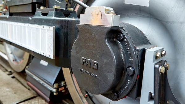 Cylindrical roller bearings inside the axle support on the inner side of the bogey