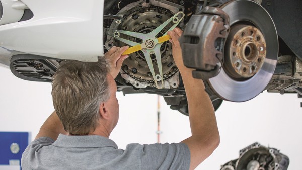 Directly on the vehicle Ralf Kuhlmey illustrates the easy replacement of a dry double clutch with the appropriate special tool.