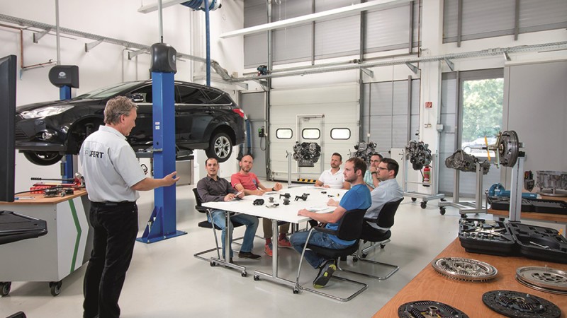 Im ersten eigenen Trainingszentrum am Automotive Aftermarket Hauptsitz in Langen vermitteln die technischen Trainer Theorie und Praxis auf anschauliche Art und Weise.