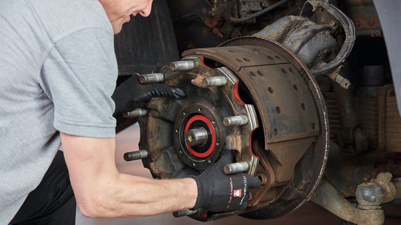Whether it's passenger cars, light and heavy commercial vehicles or tractors – the REPXPERT trainers are experts in every field.