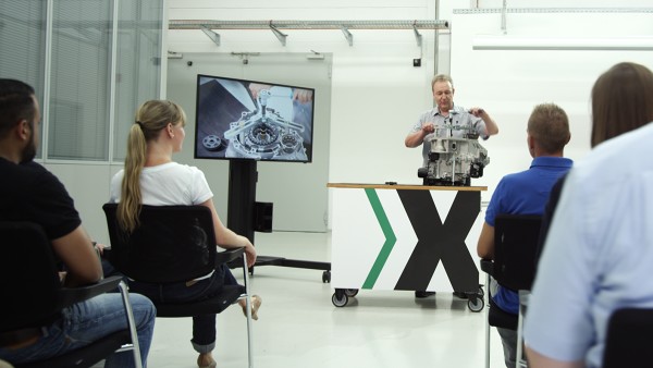 On the transportable training equipment the participants can follow the clutch replacement in detail.