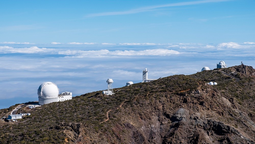 On the Roque de los Muchachos, astronomers can expect several large telescopes and an almost perfect view into space.