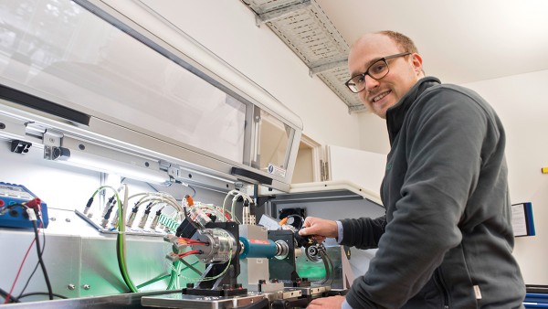 Sven-Erik Asmussen kam als Werkstudent zu Schaeffler und arbeitet heute am SHARE am KIT.