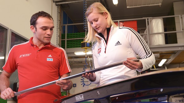 Carsten Ludwig, Project Manager Luge at FES, and Dajana Eitberger, German luge athlete, in discussion: Feedback from the athletes is decisive for optimizing and further developing the individually tuned sports equipment.