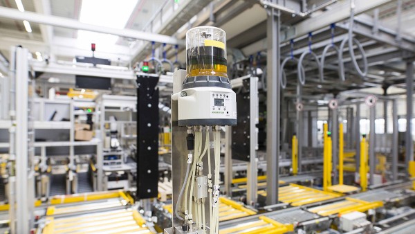 Autonomous subsystems ensure a reliable material flow in Schaeffler's new storage and distribution center.