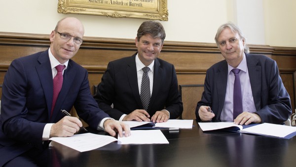 SHARE at FAU: Signing of the cooperation agreement on SHARE at FAU