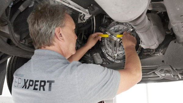 Simple replacement of a self-adjusting clutch – the special tool is essential for repair because it allows installation of the clutch pressure plate without having to apply any counteracting force.