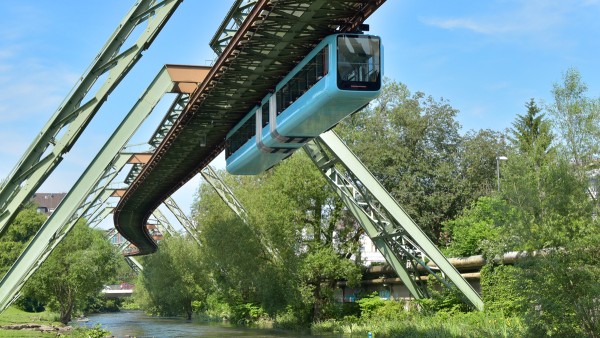 Die vierte Generation der Schwebebahnwagen bringt ihre Fahrgäste schneller, komfortabler und noch sicherer ans Ziel.